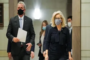 Lãnh đạo phe thiểu số Cộng hòa tại Hạ viện Kevin McCarthy (trái) và Chủ tịch Hội nghị đảng Cộng hòa Hạ viện Liz Cheney (phải). Ảnh: THE HILL