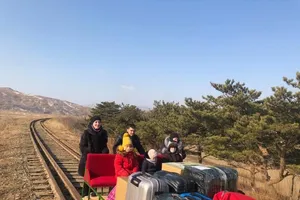 Biên giới đóng của vì dịch COVID-19, 8 nhân viên Nga tại Triều Tiên 'đẩy xe goòng' về nước. Ảnh: BỘ NGOẠI GIAO NGA