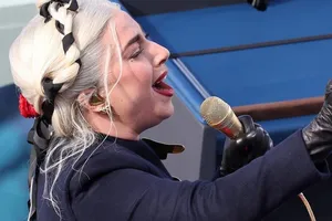 Hai chú chó cưng của nữ ca sĩ Lady Gaga bị đánh cắp sau khi người dắt chó của cô bị bắn trọng thương.