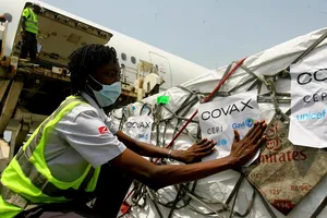 Lô vaccine ngừa COVID-19 thứ hai của chương trình COVAX được chuyển đến thủ đô Abidjan của Bờ Biển Ngà hôm 24-2. Ảnh: AP