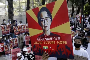 Biểu tình phản đối chính biến tại Myanmar. Ảnh: EPA-EFE