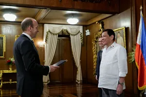 Tổng thống Philippines Rodrigo Duterte (phải) và Đại sứ Anh tại Philippines Daniel Pruce. Ảnh: KING RODRIGUEZ/ABS-CBN