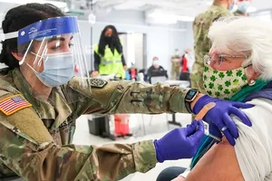 Quân y Mỹ tham gia hỗ trợ công tác tiêm chủng vaccine ở bang California hồi tháng 1. Ảnh: AP