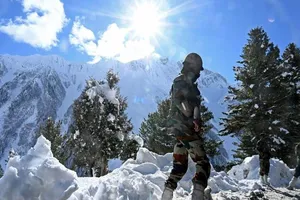 Binh sĩ Ấn Độ đứng gần đèo Zojila, giáp Trung Quốc, vào tháng 11-2020.