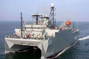 Tàu trinh sát USNS Impeccable của Mỹ hoạt động trên Biển Đông hồi tháng 3-2009. Ảnh: AP