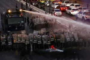 Cảnh sát sử dụng xe vòi rồng để giải tán đám đông biểu tình đang hướng về dinh thự Thủ tướng Thái Lan Prayut Chan-o-cha ở Bangkok hôm 28-2.