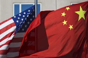 Quốc kỳ Mỹ và quốc kỳ Trung Quốc.