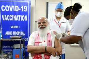 Thủ tướng Ấn Độ tiêm chủng vaccine COVID-19 nội địa. Ảnh: TWITTER / NARENDRA MODI