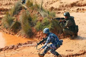 Binh lính Trung Quốc và Nga tham gia một cuộc tập trận hải quân chung ở Trạm Giang, thuộc tỉnh Quảng Đông, miền nam Trung Quốc, năm 2016.