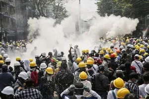 Người biểu tình Myanmar đụng độ cảnh sát ở TP Mandalay ngày 1-3. Ảnh: REUTERS