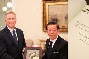 Ông Joseph M. Young (trái) và ông Tạ Trường Đình. Ảnh: TWITTER / @USAMBJAPAN