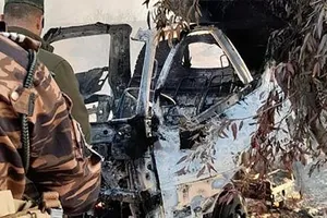 Một xe tại căn cứ không quân Ain al-Asad bị trúng rocket trong vụ tấn công sáng 3-3. Ảnh: CNN