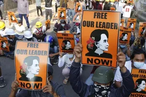 Người dân Myanmar xuống đường biểu tình đòi trả tự do cho bà Suu Kyi và những nhà lãnh đạo khác.