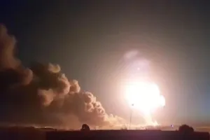 Một vụ nổ ở tỉnh Aleppo (Syria) sau khi khu vực này bị tên lửa đạn đạo tấn công hôm 5-3. Ảnh: ANADOLU