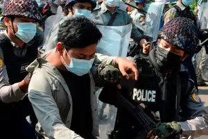 Cảnh sát Myanmar đối phó người biểu tình phản đối chính biến. Ảnh: REUTERS