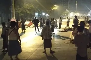 Người dân Myanmar tập trung biểu tình trên một con đường ở thị trấn Insein ở Yangon vào ngày 8-3.