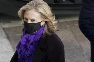 Cựu Ngoại trưởng Mỹ Hillary Clinton cho rằng đảng Cộng hòa đang "biến mình thành một cuồng giáo".