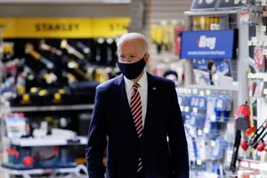 Tổng thống Mỹ Joe Biden đến thăm cửa hàng phần cứng W.S. Jenks & Son.