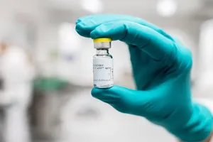 Ông Biden có kế hoạch mua thêm 100 triệu liều vaccine J&J. Ảnh: JAPANTIMES