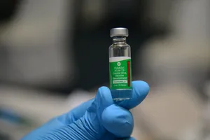 Một lọ vaccine ngừa COVID-19 của AstraZeneca. Ảnh: AP