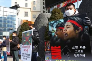 Người dân Myanmar sống tại Hàn Quốc tổ chức biểu tình phản đối chính biến. Ảnh: AP