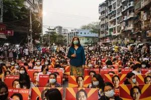 Biểu tình phản đối chính biến tại Myanmar. Ảnh: AFP