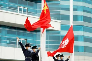 Quốc kỳ Trung Quốc và khu kỳ Hong Kong. Ảnh: REUTERS