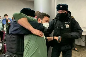 Ông Ilya Yashin (đang bị 2 cảnh sát bắt) là một trong số khoảng 200 nhân vật đối lập Nga bị bắt tại khách sạn Izmailovo Delta hôm 13-3. Ảnh: CNN/TWITTER