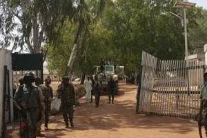 Các binh sĩ và cảnh sát Nigeria tại cổng trường Đại học Cơ giới - Lâm nghiệp liên bang ở Mando, bang Kaduna hôm 14-3.