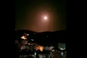 Hình ảnh vụ nổ ở trên không ở miền nam Syria, gần thủ đô Damascus ngày 16-3.