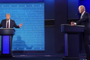 Tổng thống Donald Trump (trái) và ứng viên Dân chủ Joe Biden (phải) trong cuộc tranh luận đầu tiên hồi tháng 11-2020. Ảnh: AP