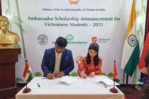 Đại diện trường đại học của Ấn Độ và đại diện phía Việt Nam ký biên bản ghi nhớ về Chương trình học bổng Đại sứ năm 2021. Ảnh: ĐSQ Việt Nam tại Ấn Độ