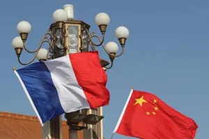 Quốc kỳ Pháp và quốc kỳ Trung Quốc.