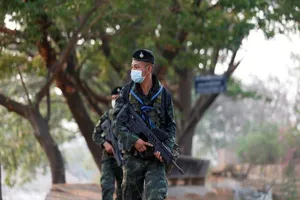 Lính biên phòng Thái Lan tuần tra dọc biên giới với Myanmar. Ảnh: REUTERS