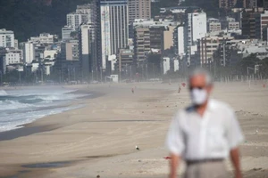 Các bãi biển ở Rio de Janeiro bị đóng cửa. Ảnh: REUTERS 