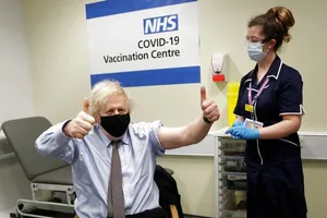 Thủ tướng Anh Boris Johnson tiến hành tiêm vaccine COVID-19. Ảnh: CNBC