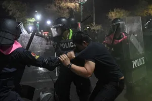 Cảnh sát bắt giữ người biểu tình trước hoàng cung ở thủ đô Bakok, Thái Lan ngày 20-3. Ảnh: REUTERS