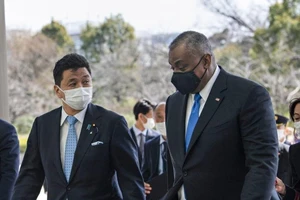 Bộ trưởng Quốc phòng Nhật Nobuo Kishi và người đồng cấp Mỹ Lloyd Austin. Ảnh: LISA FERDINANDO