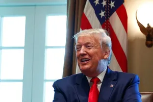 Cựu Tổng thống Donald Trump chế nhạo việc Tổng thống Joe Biden bị vấp ngã ba lần khi đang leo thang lên chiếc chuyên cơ Air Force One.