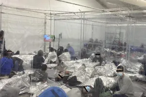 Những đứa trẻ phải sống chung với nhau bên trong những căn lều tạm bợ được ngăn giữa bằng những tấm nhựa thô sơ.