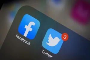 Facebook và Twitter trong cuộc chiến tin giả. Ảnh: GETTY 