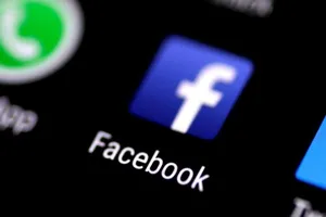 Biểu tượng Facebook trên điện thoại di động. Ảnh: REUTERS