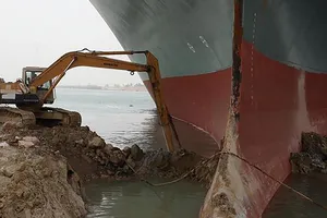 Máy xúc đào đất tại vị trí tàu Ever Given mắc cạn trên kênh đào Suez trong nỗ lực giải cứu con tàu 224.000 tấn này. Ảnh: AFP