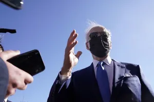Tổng thống Mỹ Joe Biden trao đổi với giới truyền thông khi đặt chân tới sân bay New Castle, bang Delaware hôm 26-3. Ảnh: REUTERS