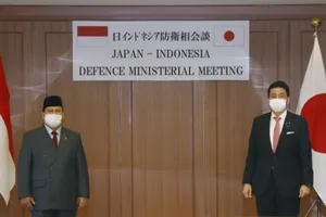 Bộ trưởng Quốc phòng Indonesia Prabowo Subianto (trái) và người đồng cấp Nhật Nobuo Kishi. Ảnh: KYODO 