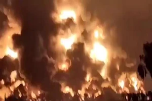 Hiện trường vụ nổ kinh hoàng ở nhà máy lọc dầu Balongan ở Indonesia. Nguồn: SPUTNIK 