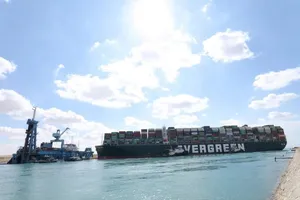 Kênh đào Suez rơi vào tình trạng tắc nghẽn nghiêm trọng với ít nhất 369 con tàu chở hàng bị kẹt lại.