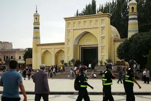 Cảnh sát Trung Quốc tuần tra trước một nhà thờ Hồi giáo ở TP Kashgar, Tân Cương hồi tháng 6-2020. Ảnh: REUTERS