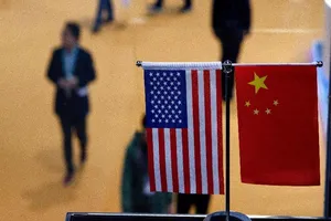 Quốc kỳ Mỹ (trái) và quốc kỳ Trung Quốc (phải).