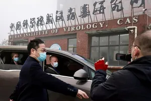 Một số thành viên nhóm điều tra của WHO (ngồi trong ô tô) đến khảo sát tại Viện Nghiên cứu virus Vũ Hán hôm 3-2. Ảnh: REUTERS
